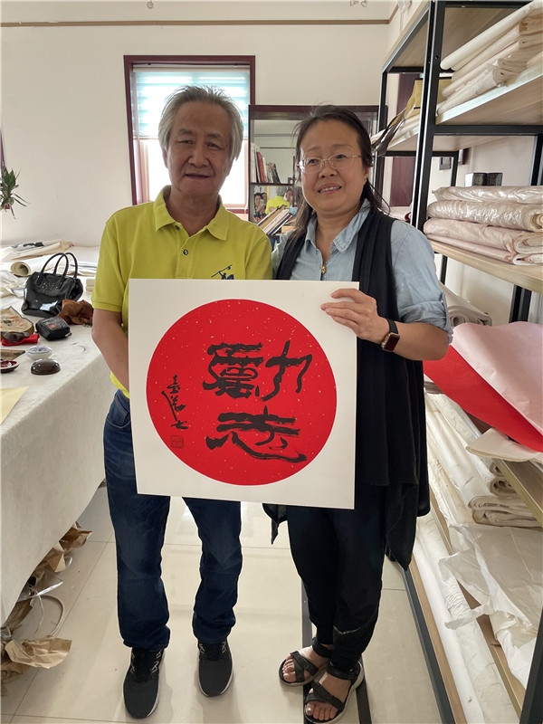胡蓉和原美术馆馆长蔡嘉励老师合影