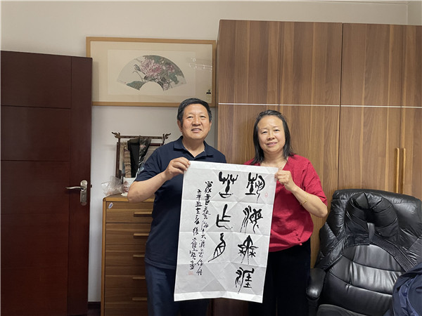 胡蓉和书法家崔宝堂老师​合影