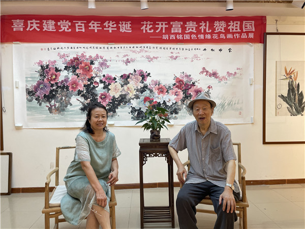 胡蓉老师和胡西铭老师在画展​合影